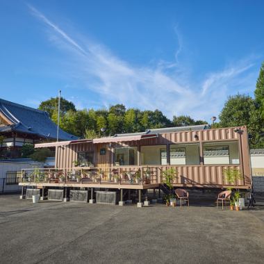 当店は「恋する 旅する トレーラーcafe」として、お客様に別世界を楽しんでほしいという想いで空間を創りました。車窓を思わせるユニークな内観は、旅する気分で食事ができる安心の居場所です。心がわくわくする元気なひとときをお過ごしいただけます。