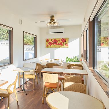 40FEETのトレーラーを活かした店内は、日常を離れて別世界を楽しんでほしいという願いを込めた空間です。旅する気分で外の景色を眺めながら、恋(わくわく)するような素敵な時間をお過ごしください♪仕入れにこだわり抜いた北海道産の本物の食材が、心に元気をくれます。