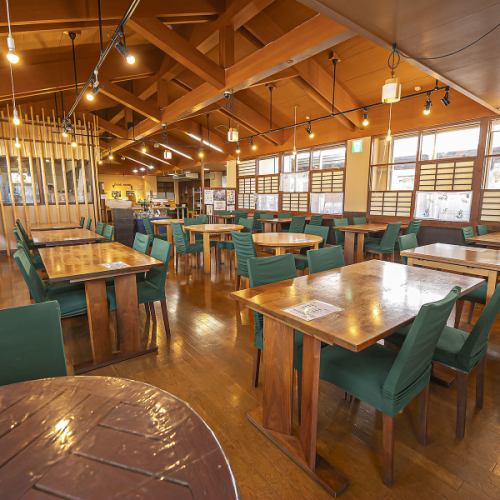 <p>【くつろぎの空間】店内は、落ち着いた雰囲気で居心地が良く、42名様までご利用いただけるテーブル席があります。駐車場も完備しており、お車でも安心してお越しになれます。また、無料送迎バスを利用すれば、より気軽に訪れることが可能（送迎範囲有り）。各種宴会にも対応しており、大切な時間をお過ごしいただけます。</p>