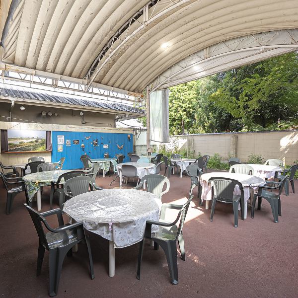 【テラスでの楽しい時間】開放的なテラス席は最大36名様までご利用可能で、屋根があるため天候を気にせずお楽しみいただけます。ワンちゃんも一緒に過ごせるスペースとしてお客様に人気で、BBQ利用も可能です。（事前に店舗にお問い合わせください）心地よい雰囲気の中で、素敵な時間をお過ごしください。