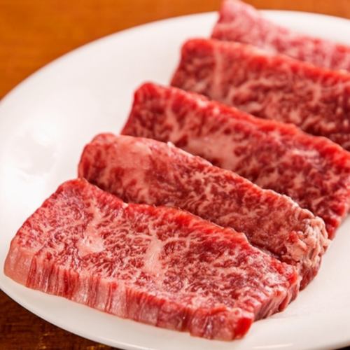 【お肉本来の旨味◎】上質な赤身と美しいサシが自慢の「上カルビ」/1,848円 (税込)