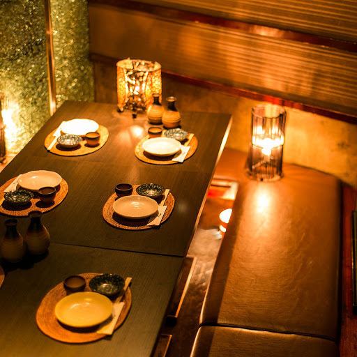 《夜景包间自助烤鸡肉串和蔬菜卷！涩谷受欢迎的包间居酒屋》我们特别注重营造具有日本风味的舒适空间和柔和的灯光，让您的肩膀放松。我们有包间，非常适合与亲密朋友进行娱乐、联合派对和酒会。