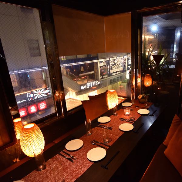 《夜景個室で焼き鳥&野菜巻き食べ放題！渋谷で人気の個室居酒屋》2名様～少人数のお客様向けの完全個室をご用意！普段の飲み会から特別な記念日・女子会・誕生日など多様なシーンに対応しております。和の間接照明が照らす大人の空間なので、幅広い年齢層の方からご支持を頂いております。