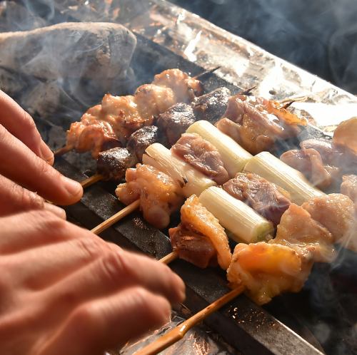【本格炭火で焼き上げる】焼き鳥食べ放題が大人気！