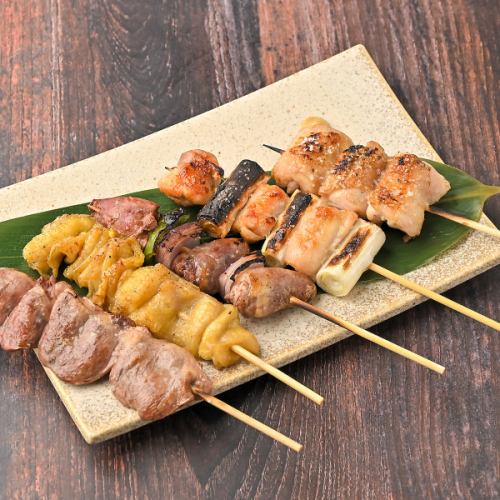 【正宗炭火烤制】烤鸡肉串无限量供应，人气爆棚！