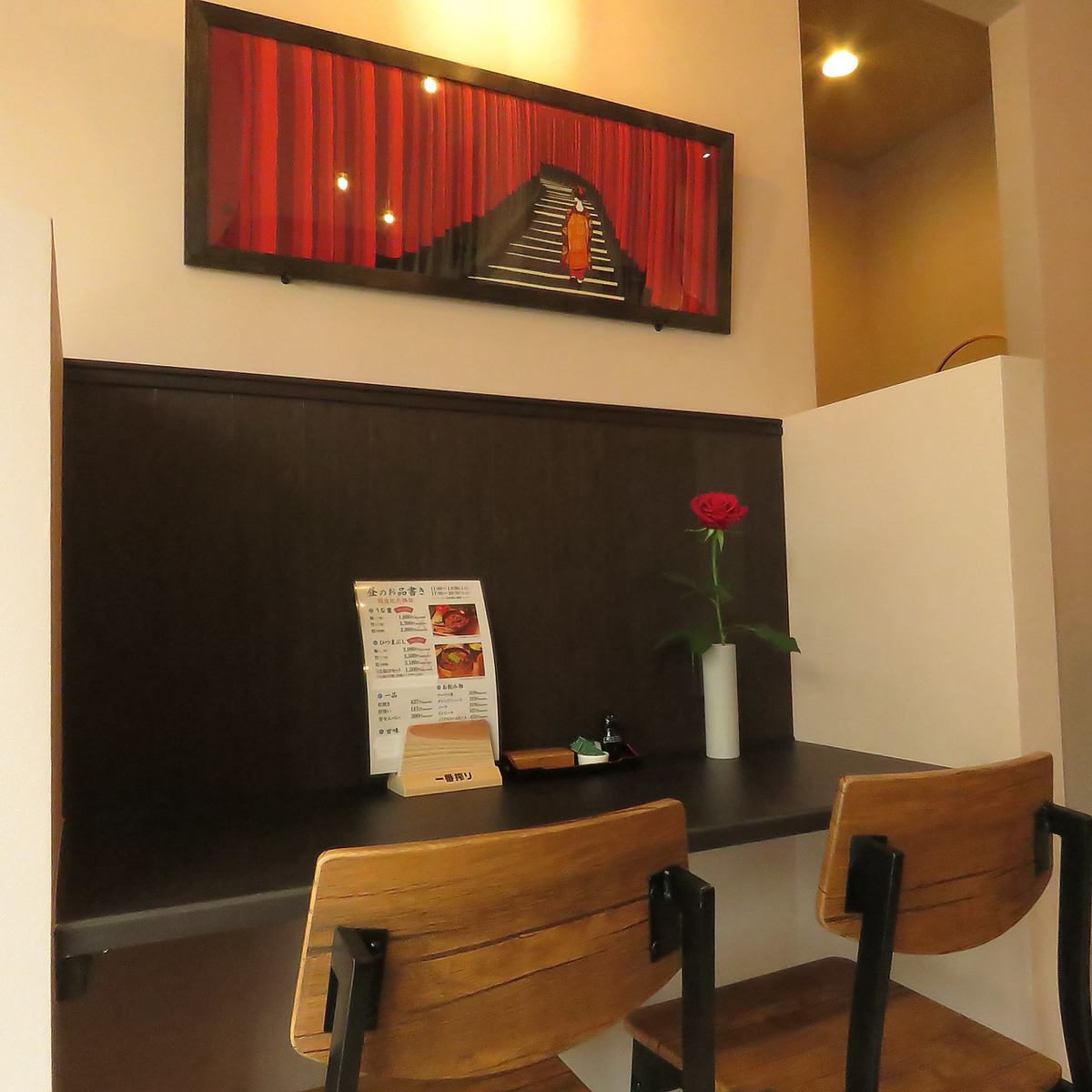 シックで落ち着きある雰囲気で隠れ家的な店内。お仕事帰りにも◎