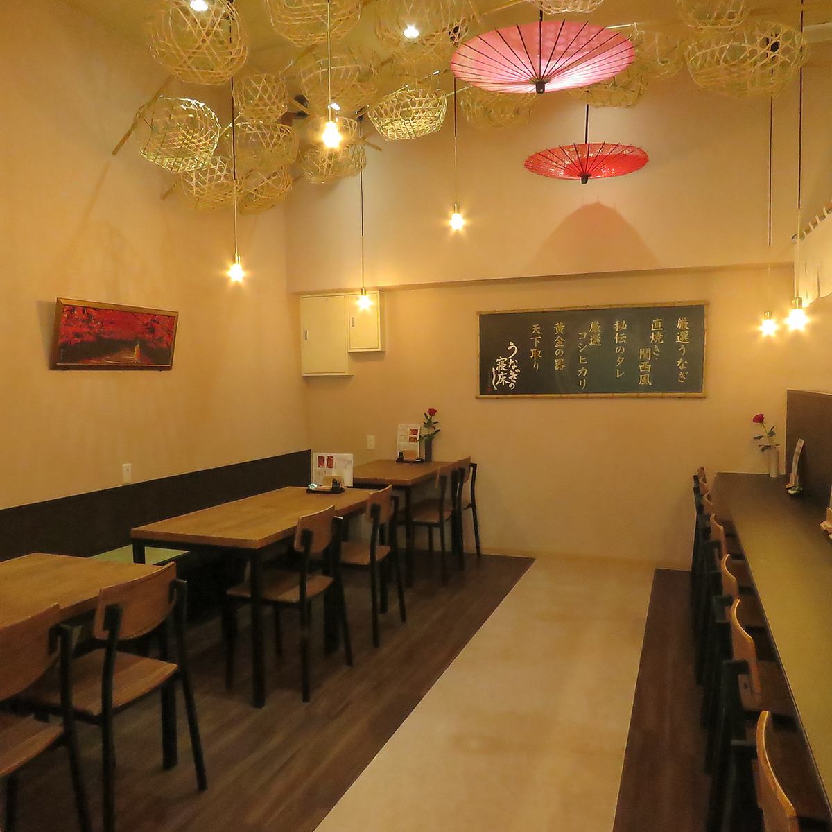 木目調の温かみある店内は、デートにぴったり。記念日におすすめ