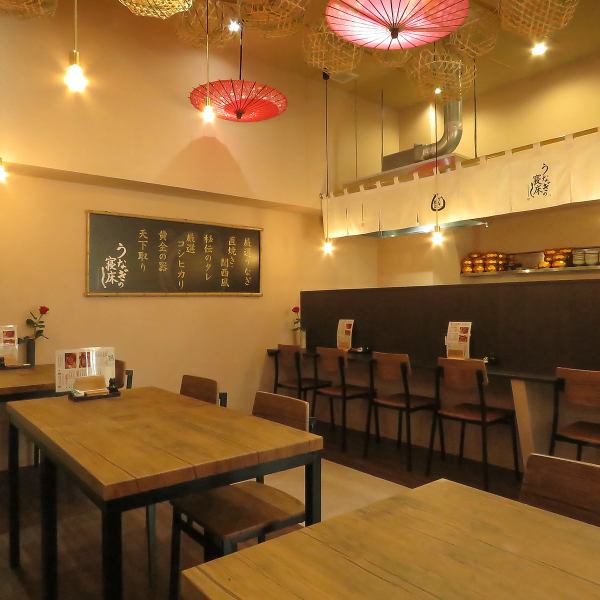 落ち着いた雰囲気の中で、和のテイストを感じられるお店です。温かみのある木のテーブルや優しい照明に包まれた空間は、心地よい食事の時間を提供します。料理へのこだわりが表現された壁面は、友人や家族との楽しい会話を引き立ててくれます◎ぜひ当店で贅沢な時間をお過ごしください。