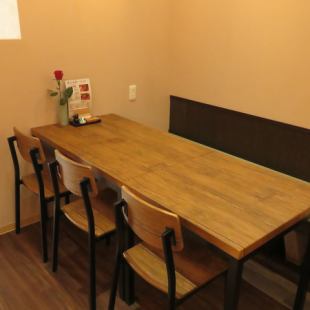 広々とした6名様掛けのテーブル席もございます。壁側の椅子はソファ席仕様になっているため、小さなお子様連れでも安心してゆっくりとお過ごしいただけます。