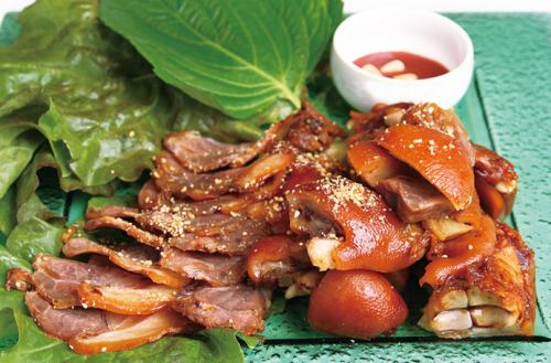 Collagen-rich pig's feet (with lettuce platter)