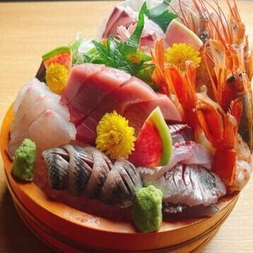 市場から仕入れる新鮮な海鮮でつくる刺身やお寿司が自慢。