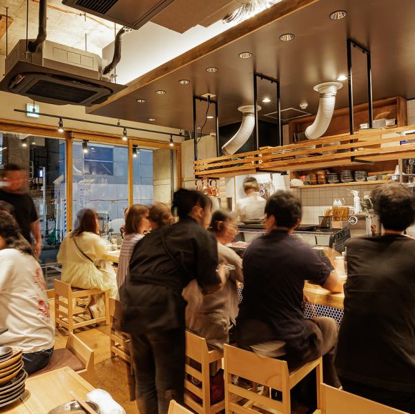 【各種ご宴会に◎和の趣きを感じる落ち着いた店内】当店では、2～6名様でご利用して頂けるテーブル席を2席をご用意しております。栄駅で本格和食を愉しむには、ぴったりの空間となります。【栄/栄駅/栄町駅/居酒屋/伏見/飲み放題/単品飲み放題/久屋大通/伏見/錦/錦３丁目】