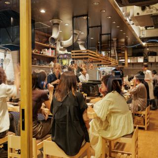 【迫力満点のライブキッチン☆立飲みを愉しむカウンター席】厨房をぐるりと囲ったカウンター席は14席もご用意しております！調理場のライブ感を眺めながらお食事をお愉しみいただけます。【栄/栄駅/栄町駅/居酒屋/伏見/飲み放題/単品飲み放題/久屋大通/伏見/錦/錦３丁目】