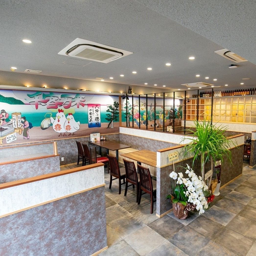 Enjoy yakitori and charcoal-grilled Chiran chicken in a restaurant decorated with gorgeous paintings.