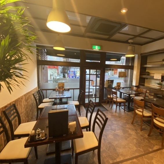 Located just a 2-minute walk from Urayasu Station, it boasts a stylish interior that's perfect for a date.