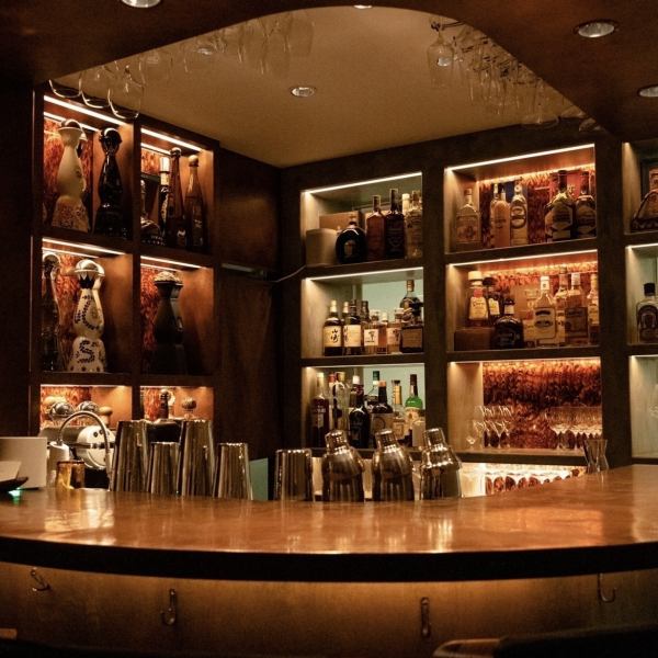 中目黒に佇む隠れ家Bar「緑青」。カウンターは全て銅板の素材を使用おり、高級感がありながらも訪れるたびに違った表情や味をお楽しみいただけます。時間の経過とともに変化していく銅板の様子も魅力的で、その雰囲気がこだわりのヴィンテージテキーラの美味しさを際立たせます。特別な一杯を是非ご堪能ください。