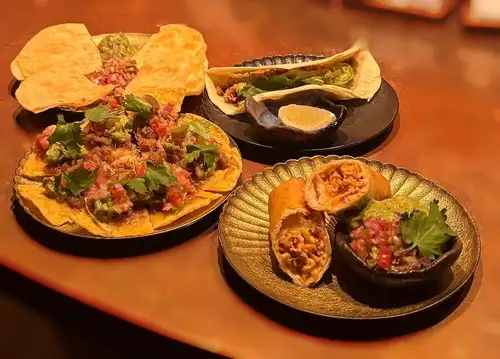 Bar food that goes well with drinks, such as olive nuts and guacamole.