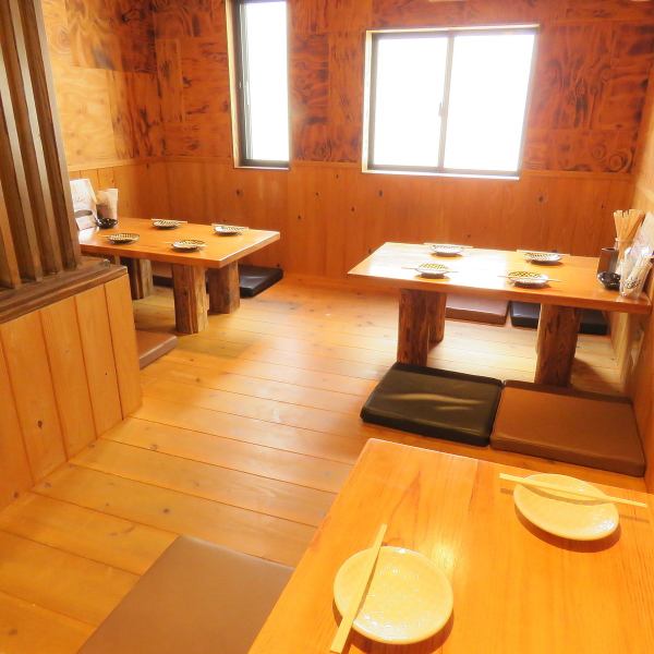 [用於宴會...]木紋榻榻米房間的宴會♪我們接受預訂。氣氛是在寧靜的日式空間中的木紋桌子◎在下班回家的路上，約會中也被朋友使用。♪♪