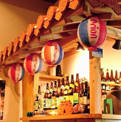 The interior of the store has an Okinawan atmosphere.