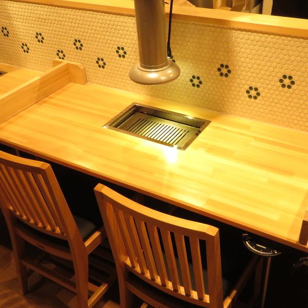 【サク飲み・ちょい飲みにも！】一階はすべてカウンター席となっておりますので、おひとり様でもお気軽にご利用いただけます！会社帰りのサク飲み・ちょい飲みや、少人数でのご利用にもピッタリ◎　広島駅から徒歩5分の立地ですので、観光のお客様にもオススメです♪名物の広島牛をぜひお気軽にお楽しみください！