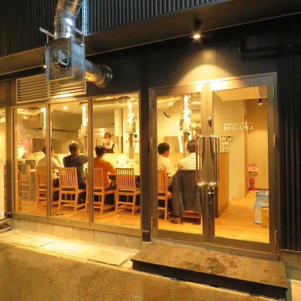 【広島駅から徒歩5分♪】エキニシエリアの一列目にある当店は、会社帰りの飲み会やちょい飲みなどの普段使いから、各種ご宴会でのご利用にも最適な好立地！メニューやドリンクも豊富に取り揃え、それでいて品質や値段にもとことんこだわった焼肉をお楽しみいただけます！広島駅エリアで焼肉食べるならぜひ【にくちょ】で♪
