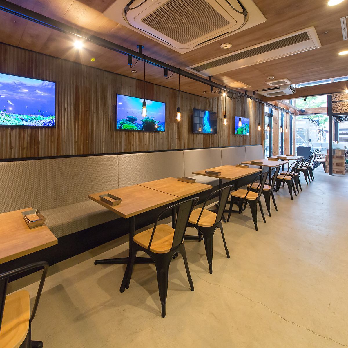 薪の香りが漂うカフェのような店内で、落ち着いた時間を♪