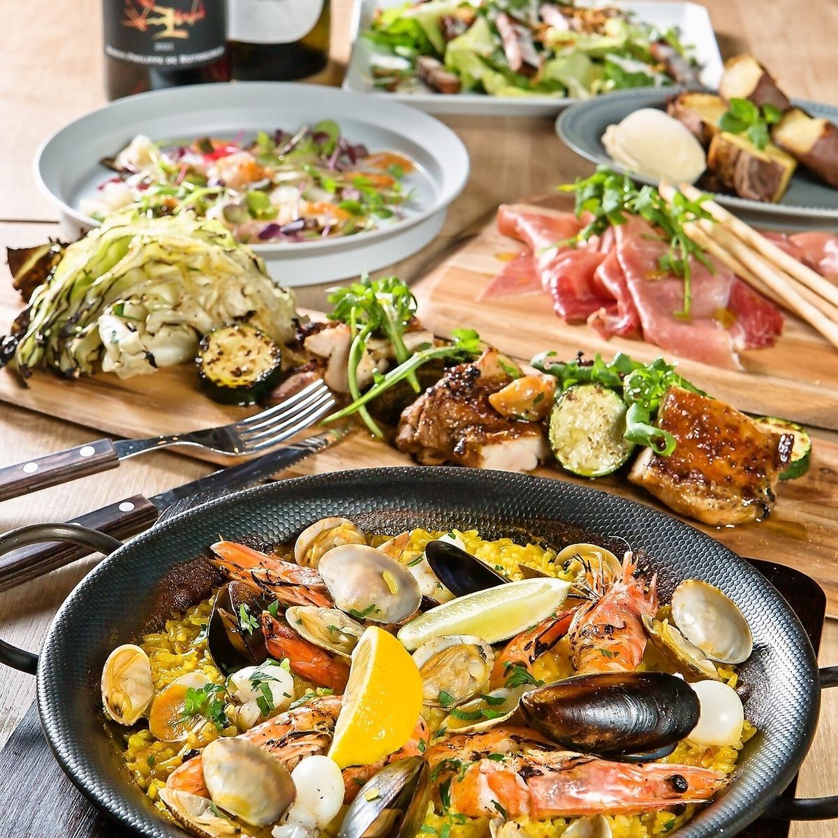 We offer a course that includes all-you-can-drink and paella, and allows you to enjoy firewood dishes.