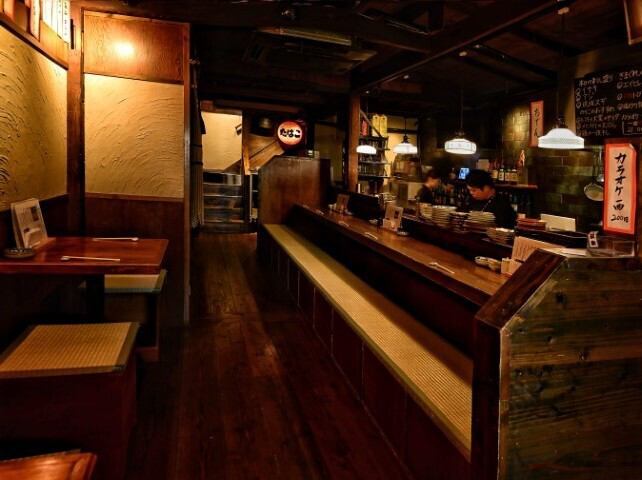 どこか懐かしさを感じられる雰囲気。1名~2名でのご来店にもおススメです。デートやお一人様利用にどうぞ。ゆったりとした時間をお楽しみください。