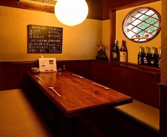 プライベートな空間を演出する座敷のお席もございます。接待やお食事会等におススメです。柔らかいライトが幻想的な雰囲気を演出します。旬の食材を使ったお料理と美味しいお酒をお楽しみください。