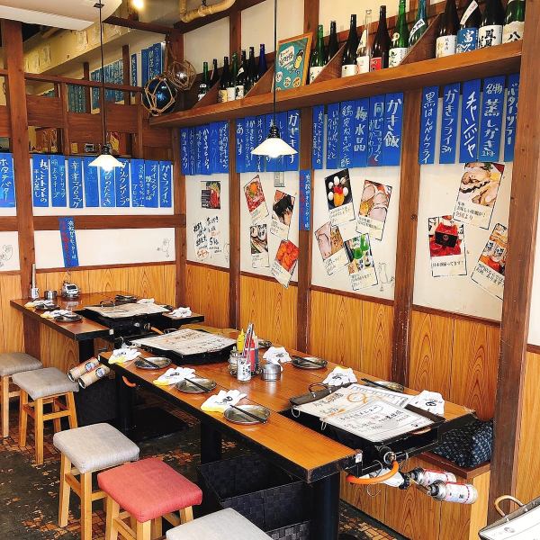 【気分は牡蠣小屋】1階・2階のお席にはどどーんと鉄板が置かれまさにかき小屋風。豪快に牡蠣や海鮮料理を楽しみながら気軽にお酒を楽しめる。お子様連れもＯＫ！！