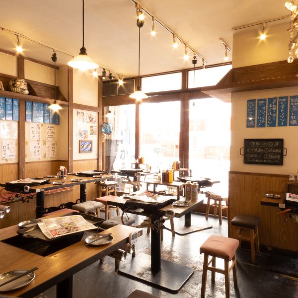 【気分は牡蠣小屋】1階・2階のお席にはどどーんと鉄板が置かれまさにかき小屋風。豪快に牡蠣や海鮮料理を楽しみながらお酒を楽しめる。カウンター席はございませんが、おひとり様もお気軽にご利用いただけます◎