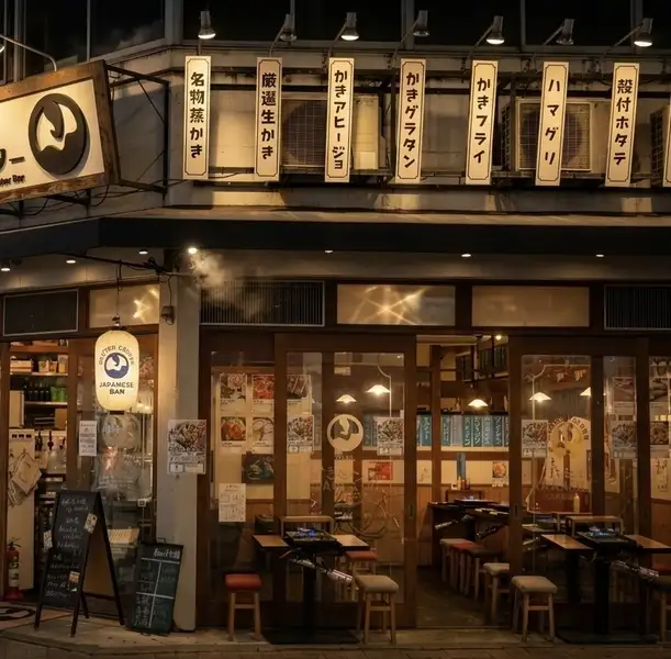 【気分は牡蠣小屋】1階・2階のお席にはどどーんと鉄板が置かれまさにかき小屋風。豪快に牡蠣や海鮮料理を楽しみながらお酒を楽しめる。カウンター席はございませんが、おひとり様もお気軽にご利用いただけます◎