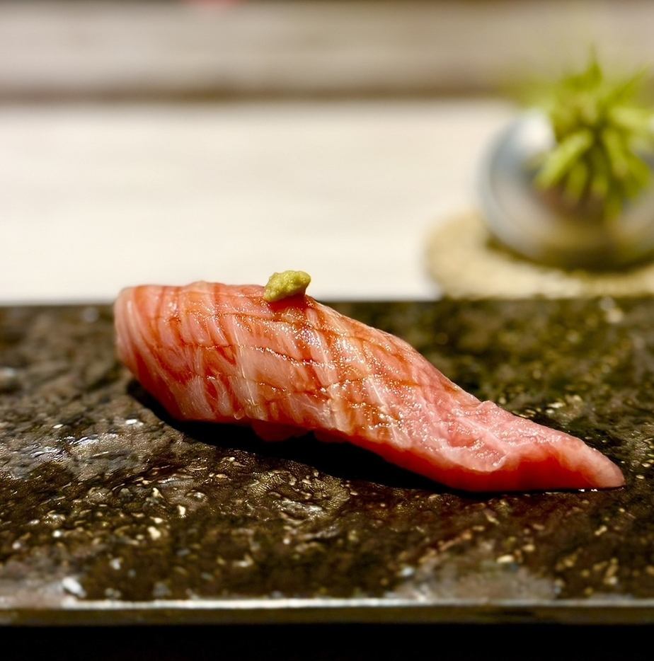 こだわり素材の季節のお鮨や料理を店主厳選のお酒とカジュアルに愉しむ大人の隠れ家