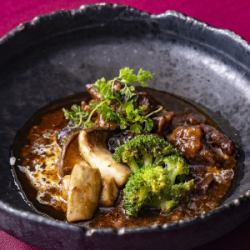 赤ワイン仕立ての黒毛和牛ビーフシチュー