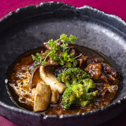 赤ワイン仕立ての黒毛和牛ビーフシチュー