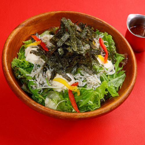 Choregi salad with seaweed and chicken