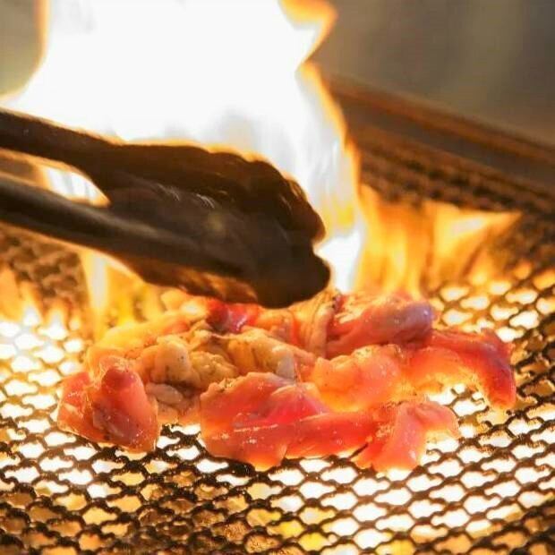 強火の炭で一気焼き。噛むほど旨い、宮崎地鶏の炭火焼き！