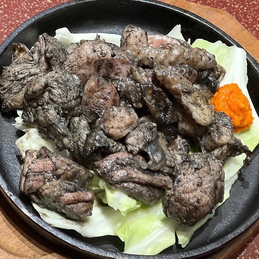 旨みと柔らかい肉質が堪能できる「宮崎地鶏の炭火焼」もご用意◎