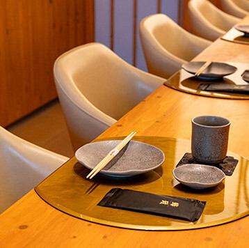 店内は、カウンター席のみを完備した、若者から大人まで利用しやすい明るい雰囲気です。広めの席で、ゆったりとお食事をお楽しみいただけます。目の前で板前が寿司を握るライブ感も醍醐味の一つ。熟練の技を間近でご覧いただける特等席で、誕生日や記念日などの特別な日を華やかに演出します。