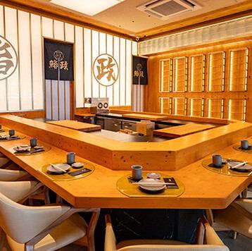 店内は、お客様に心からお食事を楽しんでいただけるよう、清潔感あふれる洗練された空間を保っております。細部にまでこだわった内装で、落ち着いた雰囲気を演出。また、貸切利用も承っておりますので、会社の宴会や特別な会食、ご家族・ご友人との集まりなど、様々なシーンでご利用いただけます。