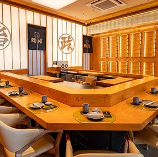 カウンター席にてご案内させていただきます。