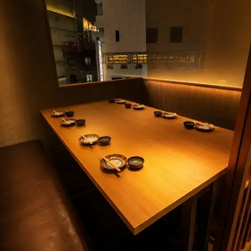 <p>【プライベート個室】各種宴会にぴったりなテーブル個室ご用意！！【かに蔵三宮店 /かに/神戸グルメ /三宮居酒屋 /蟹食べ放題 /寿司食べ放題 /海鮮居酒屋 /食べ飲み放題 /個室居酒屋 /飲み放題 /宴会グルメ /日本酒好き /カニ好き /海鮮好き /記念日ディナー】</p>