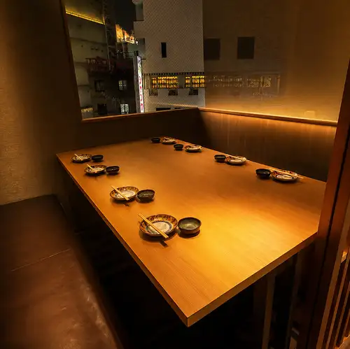 【テーブル席半個室】テーブル席の半個室もご用意♪当日OKの飲み放題がうれしい☆【かに蔵三宮店 /かに/神戸グルメ /三宮居酒屋 /蟹食べ放題 /寿司食べ放題 /海鮮居酒屋 /食べ飲み放題 /個室居酒屋 /飲み放題 /宴会グルメ /日本酒好き /カニ好き /海鮮好き /記念日ディナー】