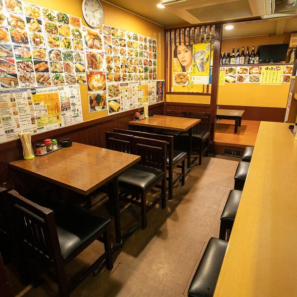 2～4名座れるテーブル席2卓と、カウンター6席をご用意しております。親しいお仲間との飲み会にピッタリ！仕事帰りにちょっと飲んでサクッと食べて帰宅→そんな定番かつ究極の幸福も味わえる♪♪お一人様もお二人様も大歓迎！