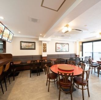 [1st floor seats] The spacious and warm interior is perfect for dates or girls' nights out.The colorful and gorgeous presentation will create a fun time just by looking at it.(3-4 people x 3 seats / 1-2 people x 1 seat)