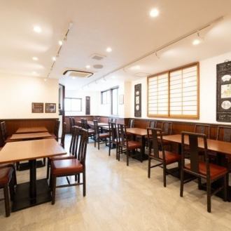 [Second floor seating] We have table seating on the second floor, perfect for small parties or couples dining together.Enjoy authentic Singaporean cuisine in a spacious setting.(3-4 people x 3 seats / 1-2 people x 1 seat)