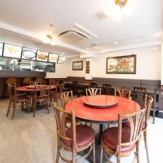 [Second floor seats] We have three round table seats available for 4-5 people.Enjoy a fun time together eating colorful dishes.(Round tables for 4-5 people x 3 seats)