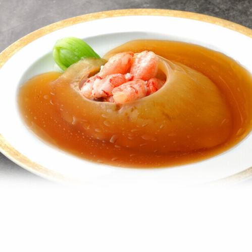 蟹肉入りフカヒレの姿煮込み
