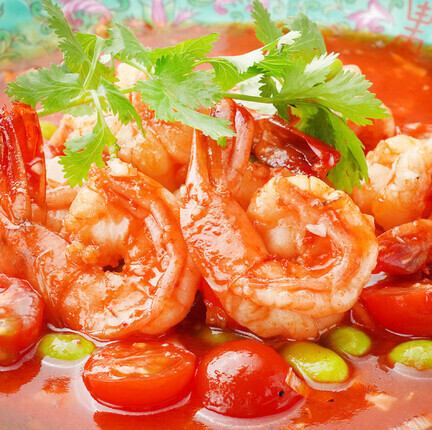Chinese dishes such as chili shrimp and chinjaorusu are also prepared by skilled chefs.