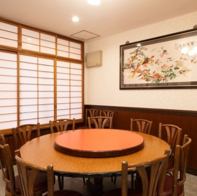 9名様まで利用できる大円卓や個室に貸切もあります。